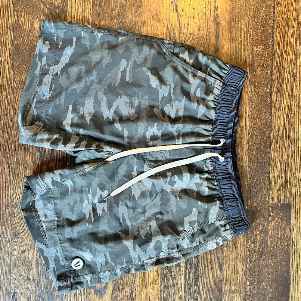 Vuori Core Short - Black Water Color Camo - Medium